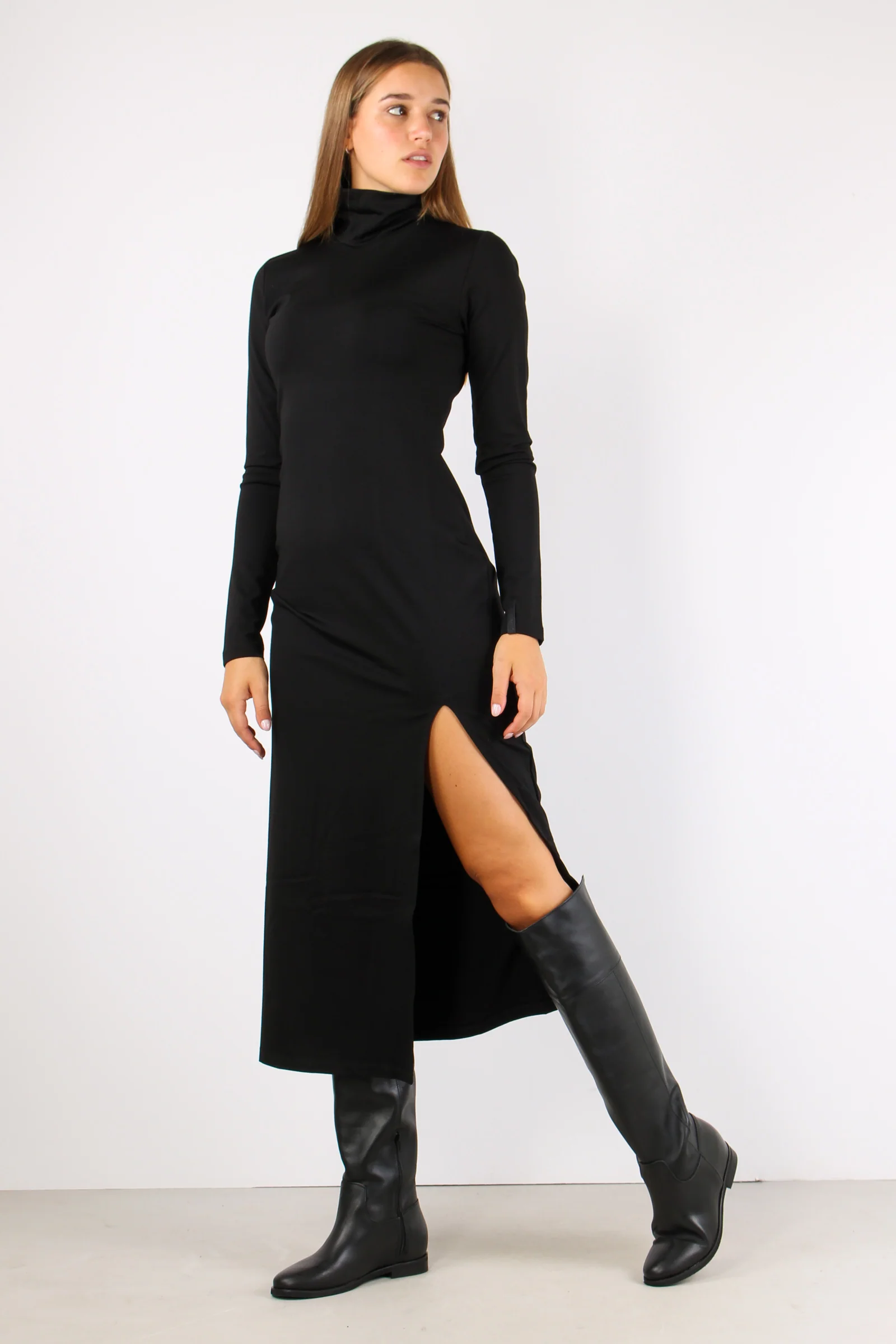Abito Collo Alto Spacco Nero - immagine 2