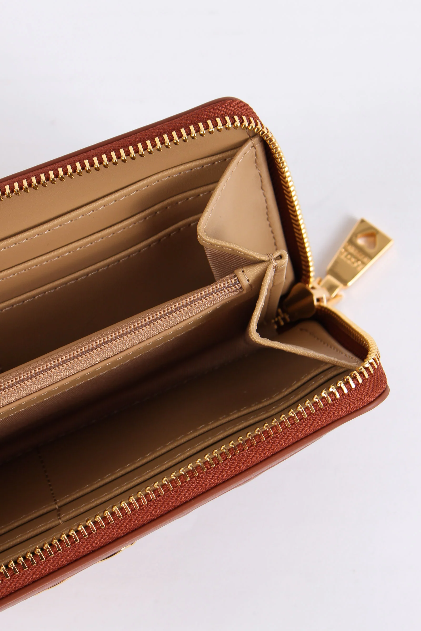 Zip Around Matelasse Castagna - immagine 7